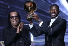 عثمان دمبله برنده توپ طلا 2025 در کنار رونالدینیو