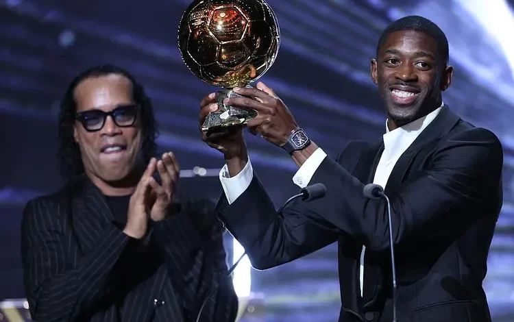 عثمان دمبله برنده توپ طلا 2025 در کنار رونالدینیو