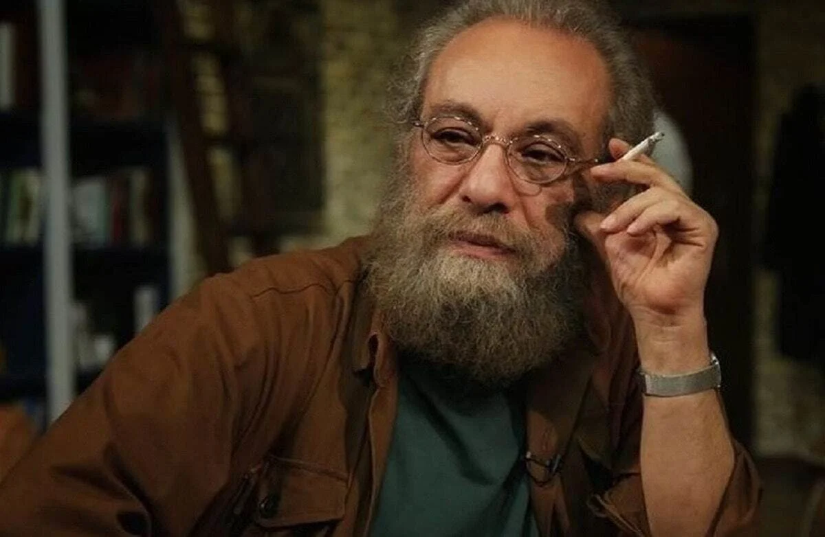 مسعود فراستی با سیگار